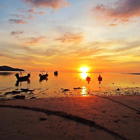 Dwell Phuket Airport Hotel At Naiyang Nai Yang Beach Buitenkant foto